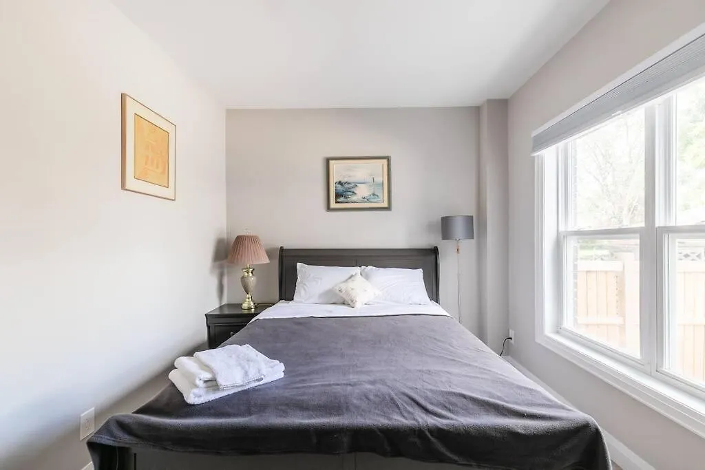 Holiday home Modern House Newly Furnished 3 Mins Drive To Fall Niagara Falls