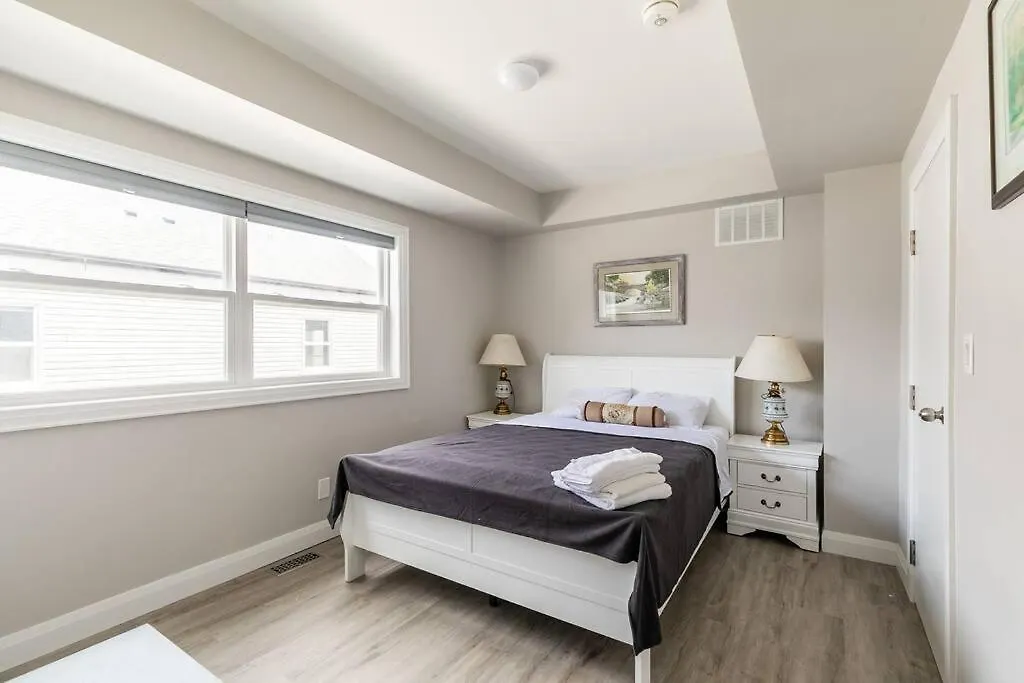 Modern House Newly Furnished 3 Mins Drive To Fall Niagara Falls