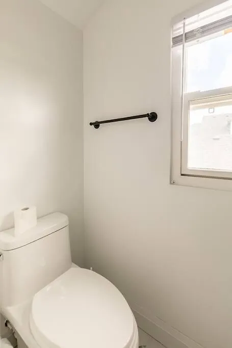 Modern House Newly Furnished 3 Mins Drive To Fall Niagara Falls Holiday home