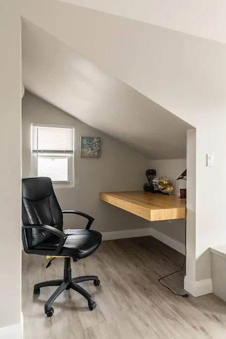 Modern House Newly Furnished 3 Mins Drive To Fall Niagara Falls