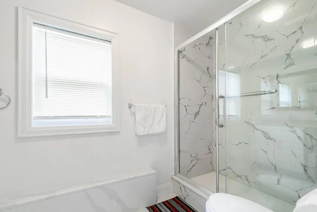 Holiday home Modern House Newly Furnished 3 Mins Drive To Fall Niagara Falls Canada