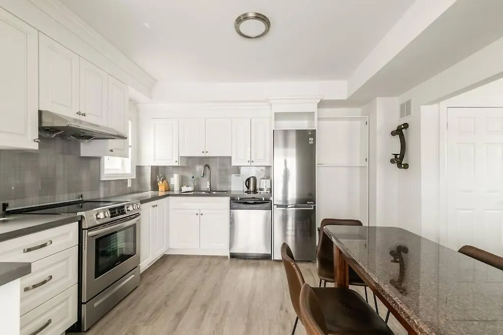 Modern House Newly Furnished 3 Mins Drive To Fall Niagara Falls