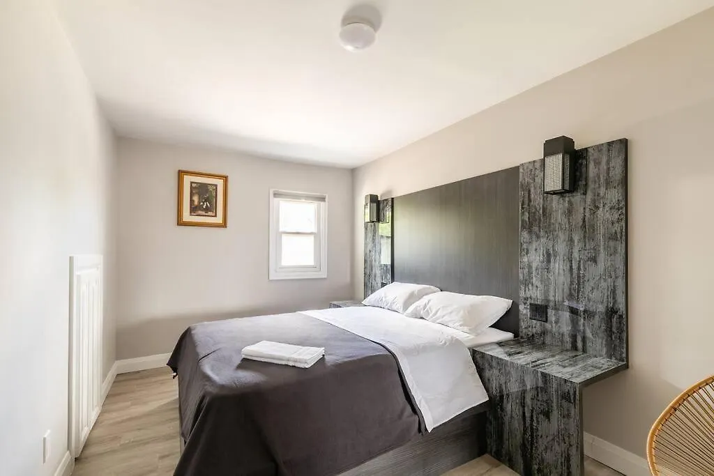 Holiday home Modern House Newly Furnished 3 Mins Drive To Fall Niagara Falls