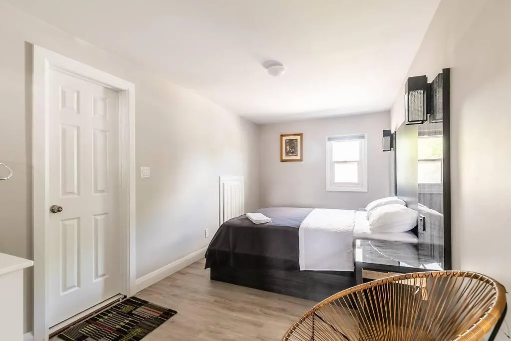 Modern House Newly Furnished 3 Mins Drive To Fall Niagara Falls Canada
