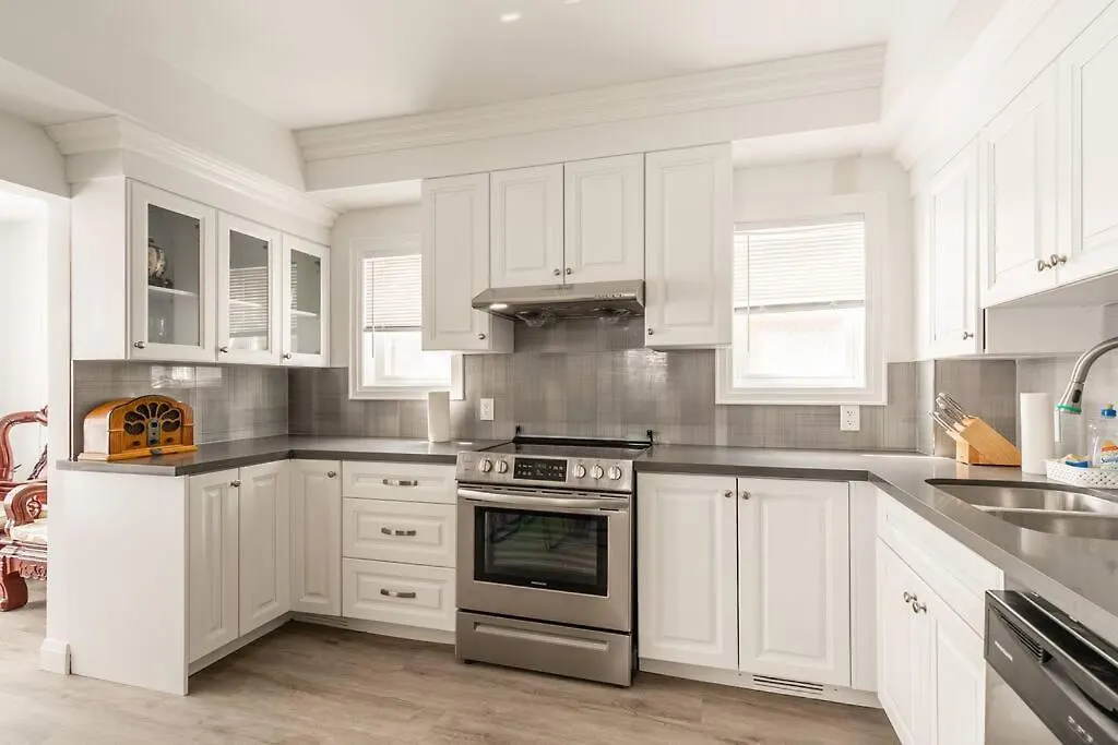 Vakantiehuis Modern House Newly Furnished 3 Mins Drive To Fall Niagarawatervallen