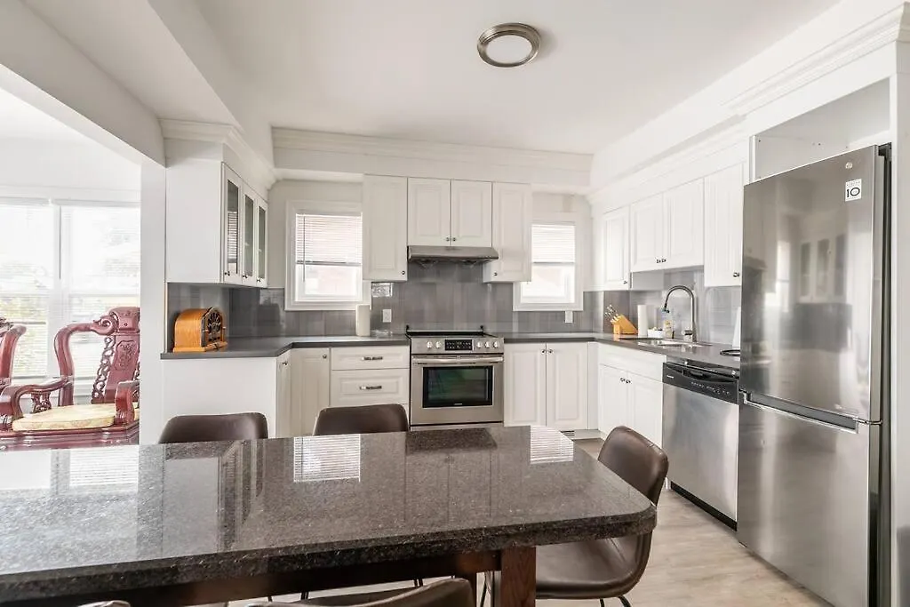 Modern House Newly Furnished 3 Mins Drive To Fall Niagara Falls Canada