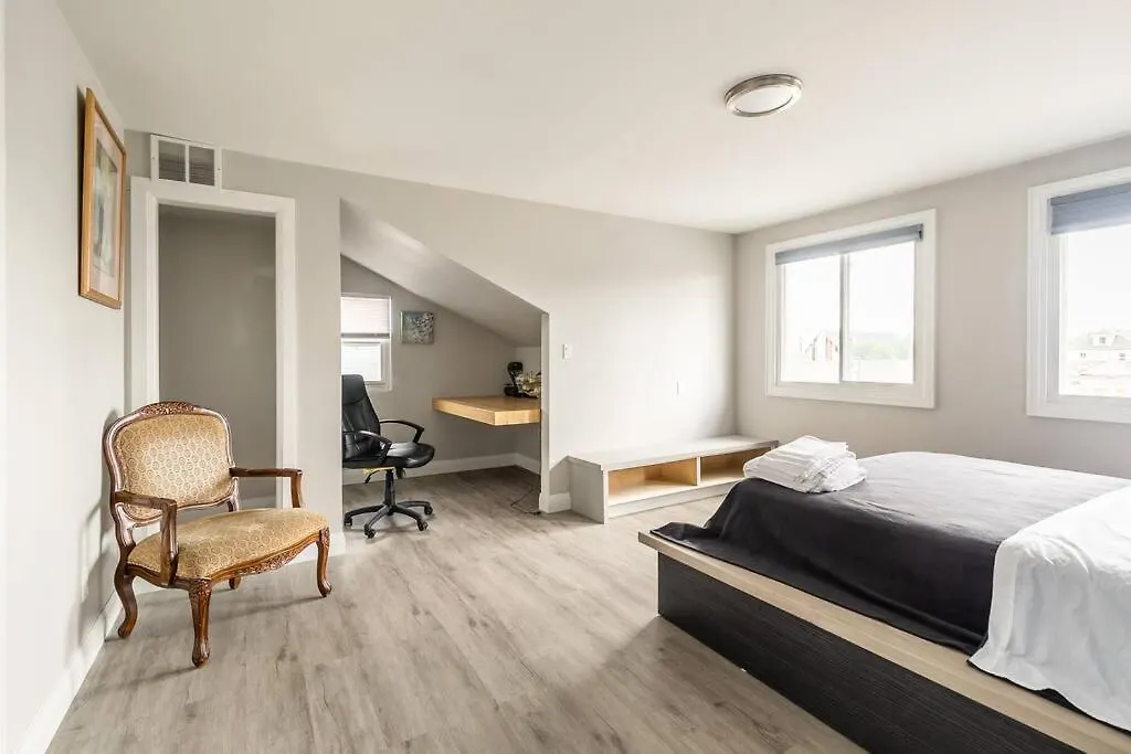 Holiday home Modern House Newly Furnished 3 Mins Drive To Fall Niagara Falls