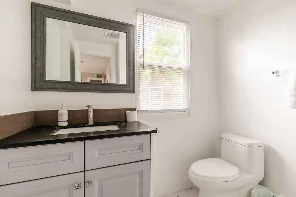 Modern House Newly Furnished 3 Mins Drive To Fall Niagara Falls Holiday home