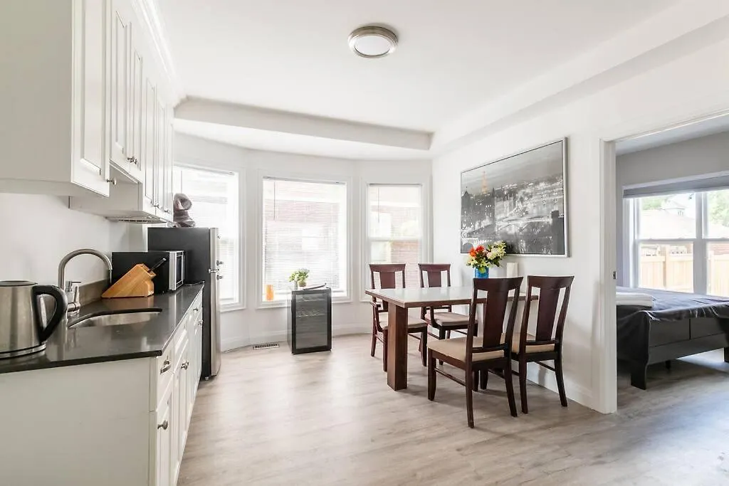 Holiday home Modern House Newly Furnished 3 Mins Drive To Fall Niagara Falls