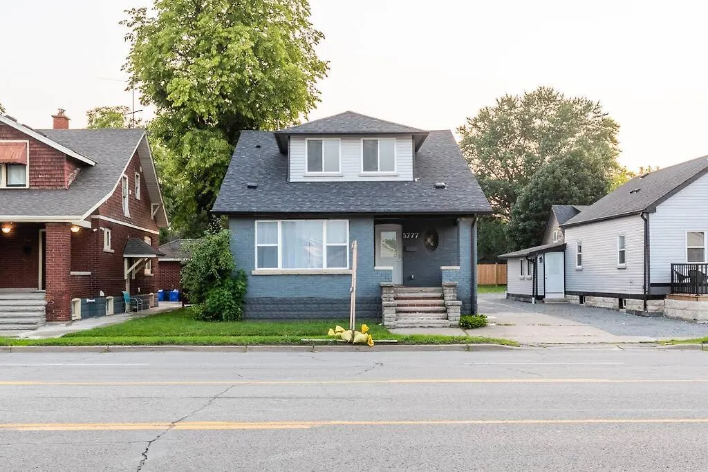 Modern House Newly Furnished 3 Mins Drive To Fall Niagara Falls