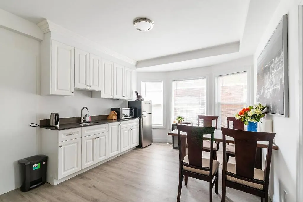 Modern House Newly Furnished 3 Mins Drive To Fall Niagara Falls